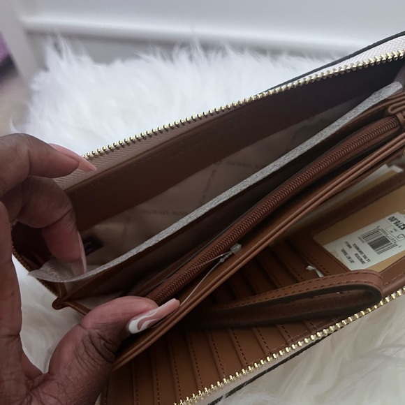 Michael Kors🤍 - Picture 3 of 5